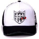 ヨシノリコタケ 帽子 ナンバー444エンブレム×トランプアイコン 白キャップ-2025AW